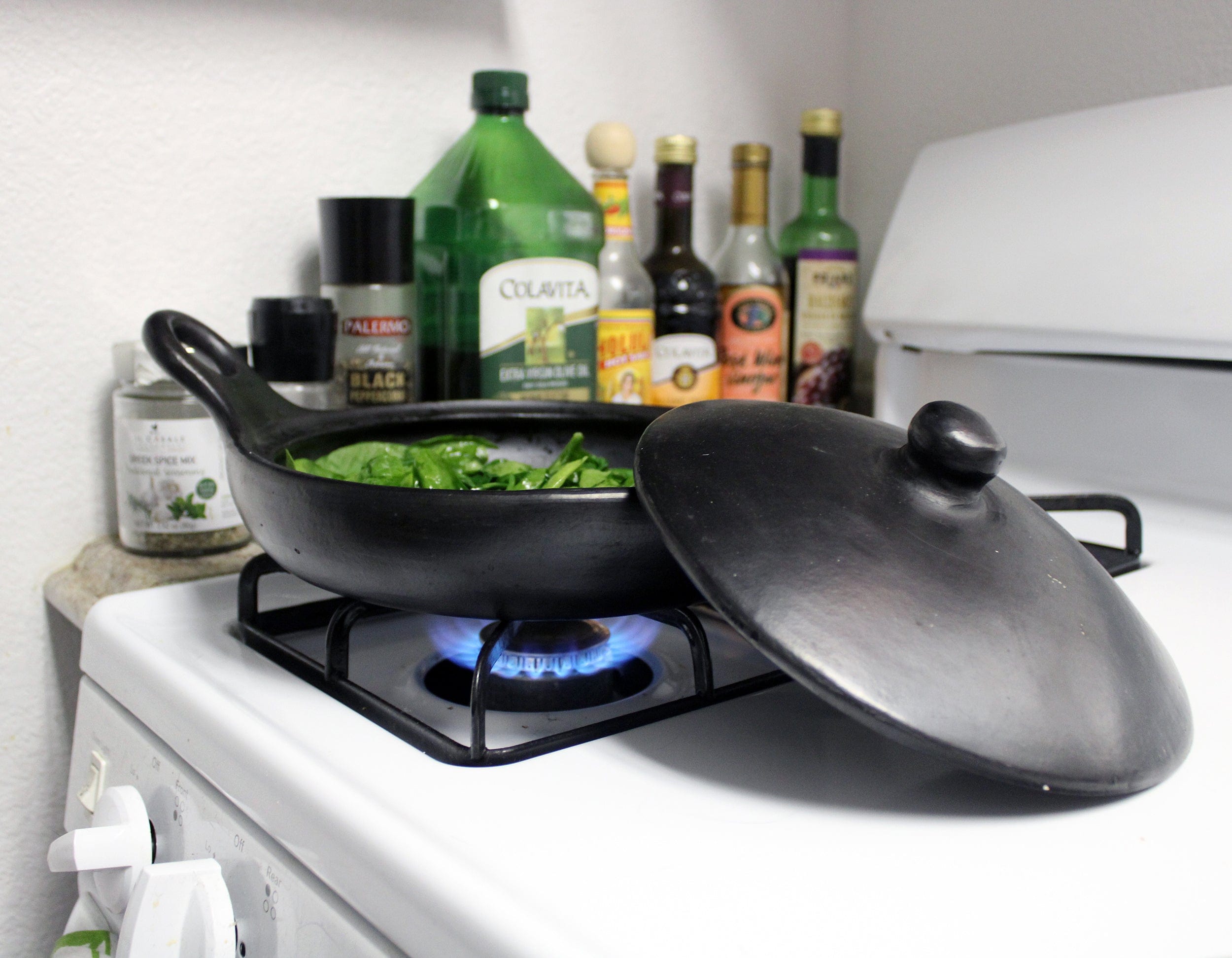 Chamba Cookware Authentic Chamba Saute Pan - Elegant, All-Natural Black Clay Frying Pan with Handle and Cover - Stovetop & Oven Safe – Handmade in Colombia