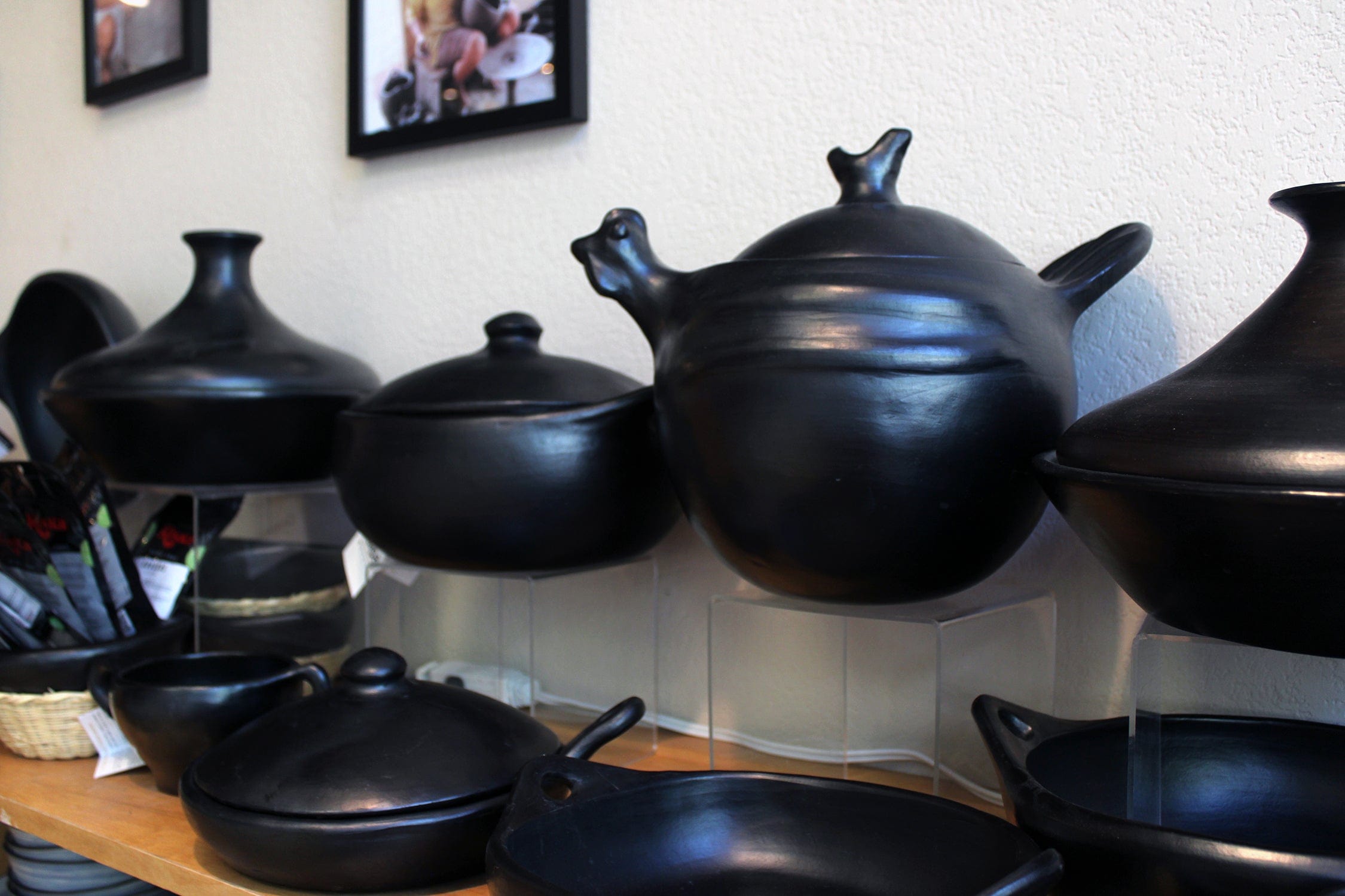 Chamba Cookware Authentic Chamba Hen Pot - Unique, All-Natural Black Clay Casserole for Slow, Even Cooking Chicken Soups,  Stews, Stocks and More - Stovetop & Oven Safe - Handmade in Colombia