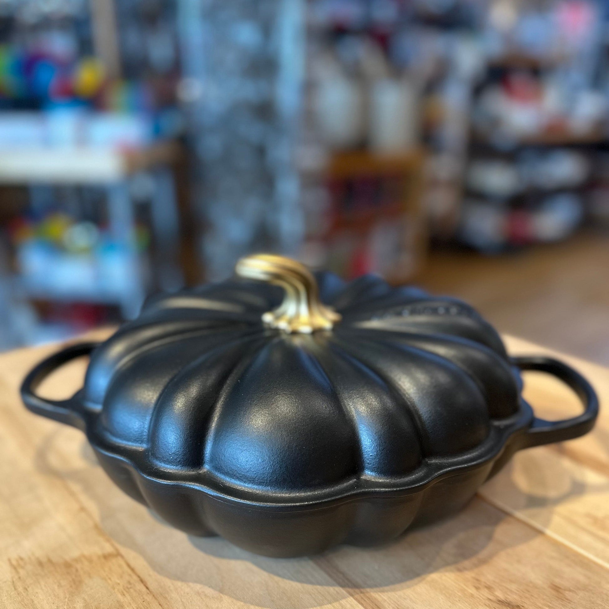 Cookware Le Creuset Pumpkin Braiser, 2.75 Quart - Licorice with Gold Knob
