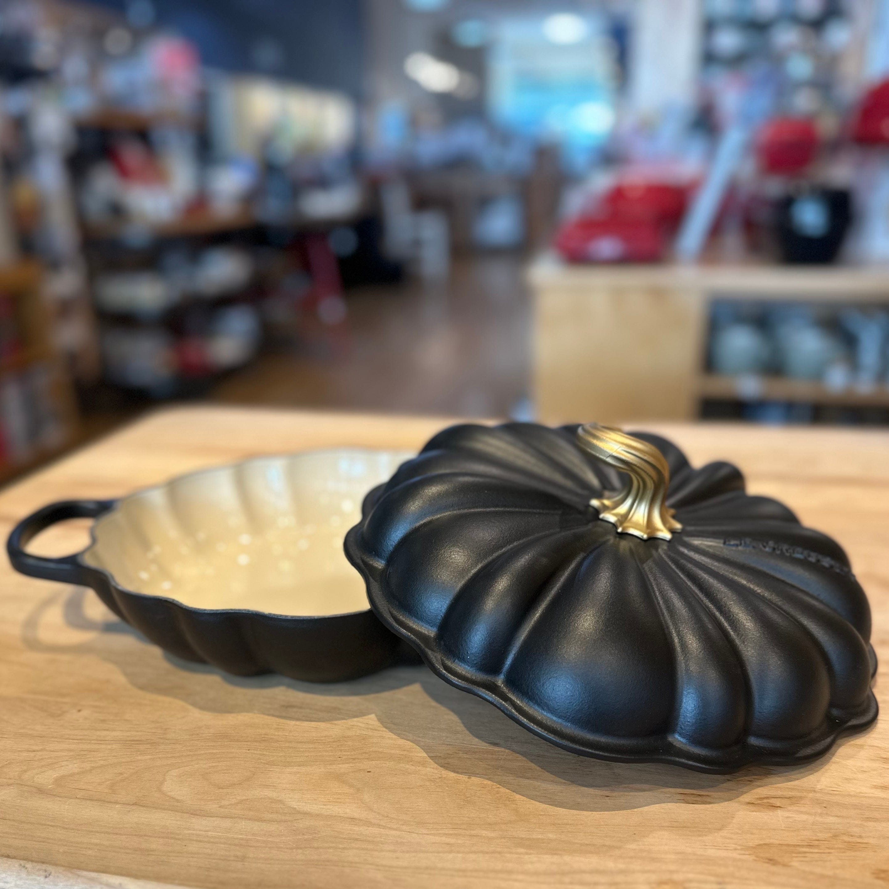 Cookware Le Creuset Pumpkin Braiser, 2.75 Quart - Licorice with Gold Knob