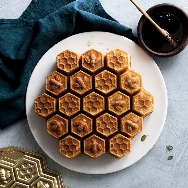 Nordic Ware Honeycomb Pull-Apart Pan, Gold