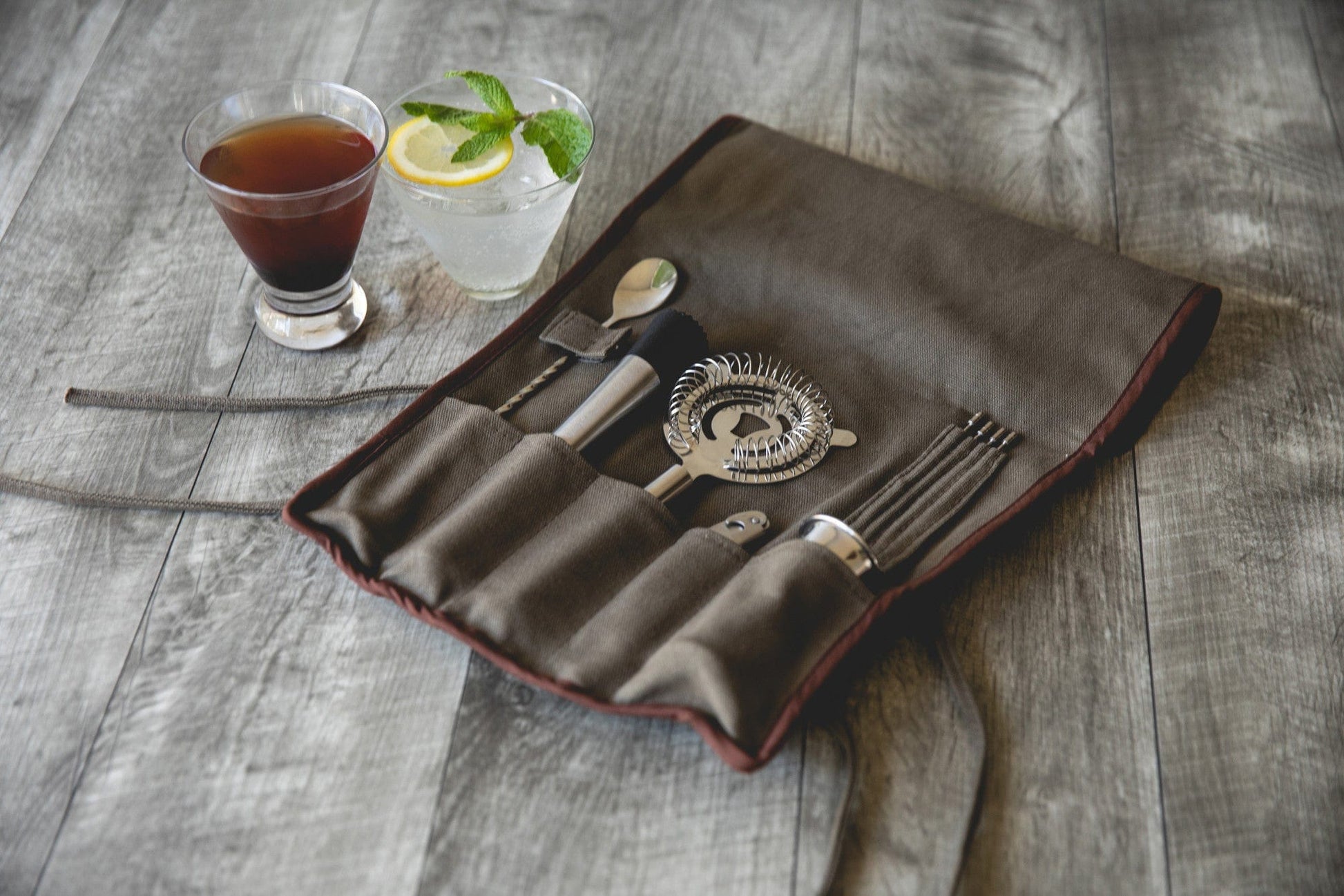 Barware Picnic Time 10-Piece Roll Up Bar Kit