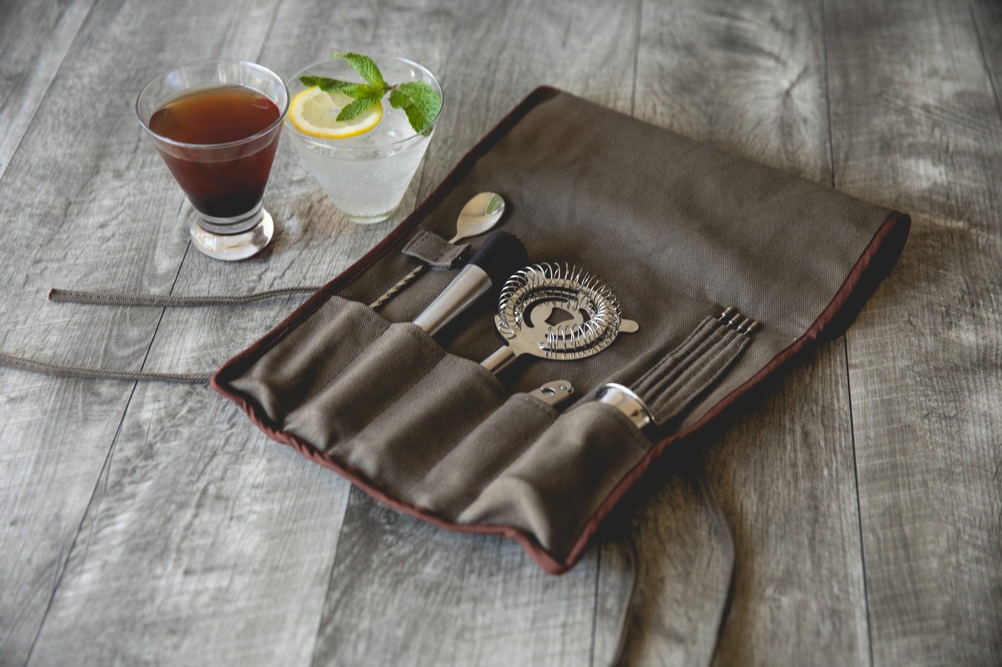 Barware Picnic Time 10-Piece Roll Up Bar Kit